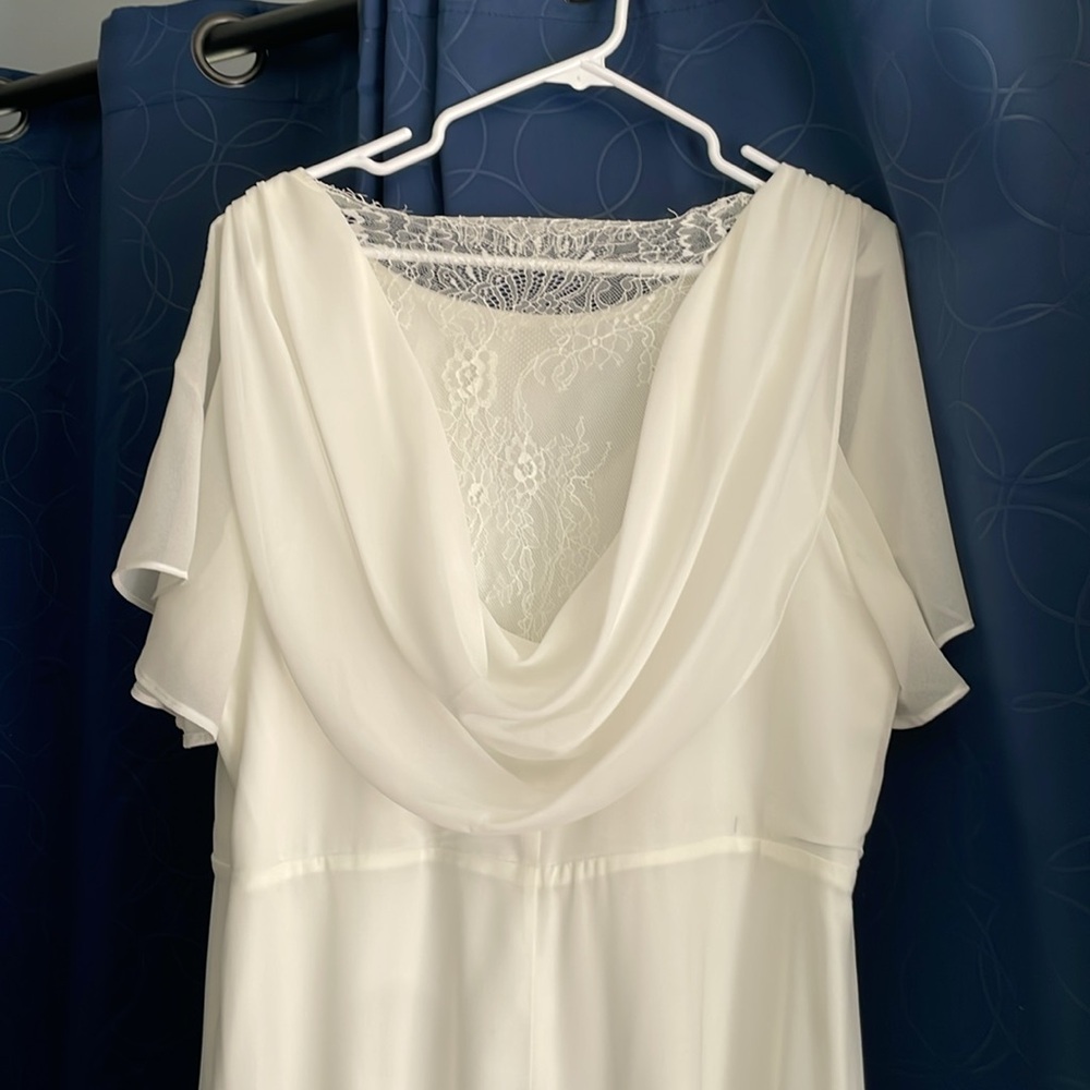 Elegant white dress, leg opening, lace back detail